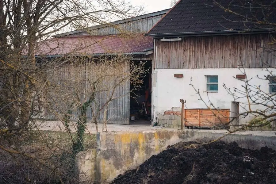 Ein Gebäude mit einer halb offenen Holz-Schiebetür ist zu sehen.