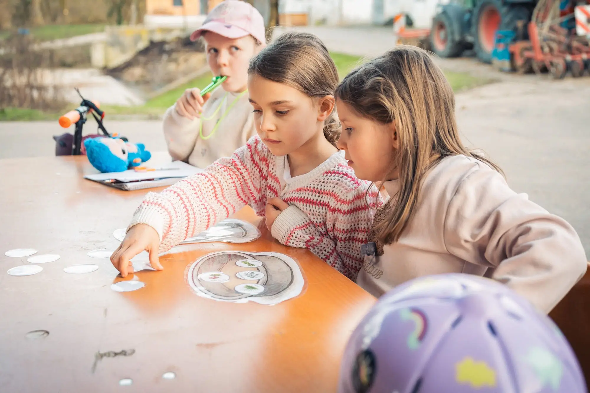 Zwei Kinder spielen ein Pferde-essen-spiel.