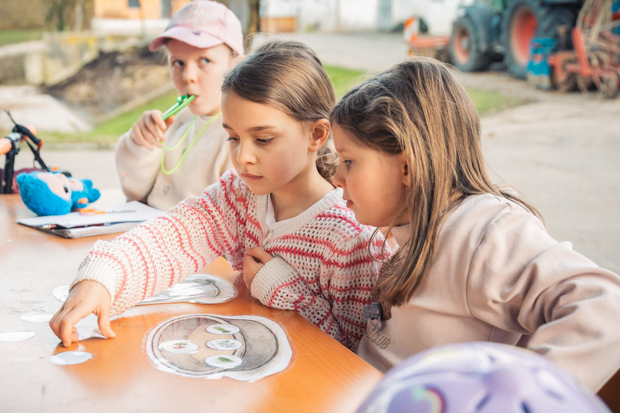 Kinder spielen ein Pferde-Essen-Spiel.