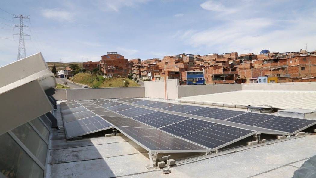 Paneles solares instalados en cubierta de edificio en Bogotá