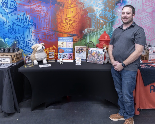 A Heart of TEEFS member stands in front of a table.
Studio 37 Photography | Lora Bong 