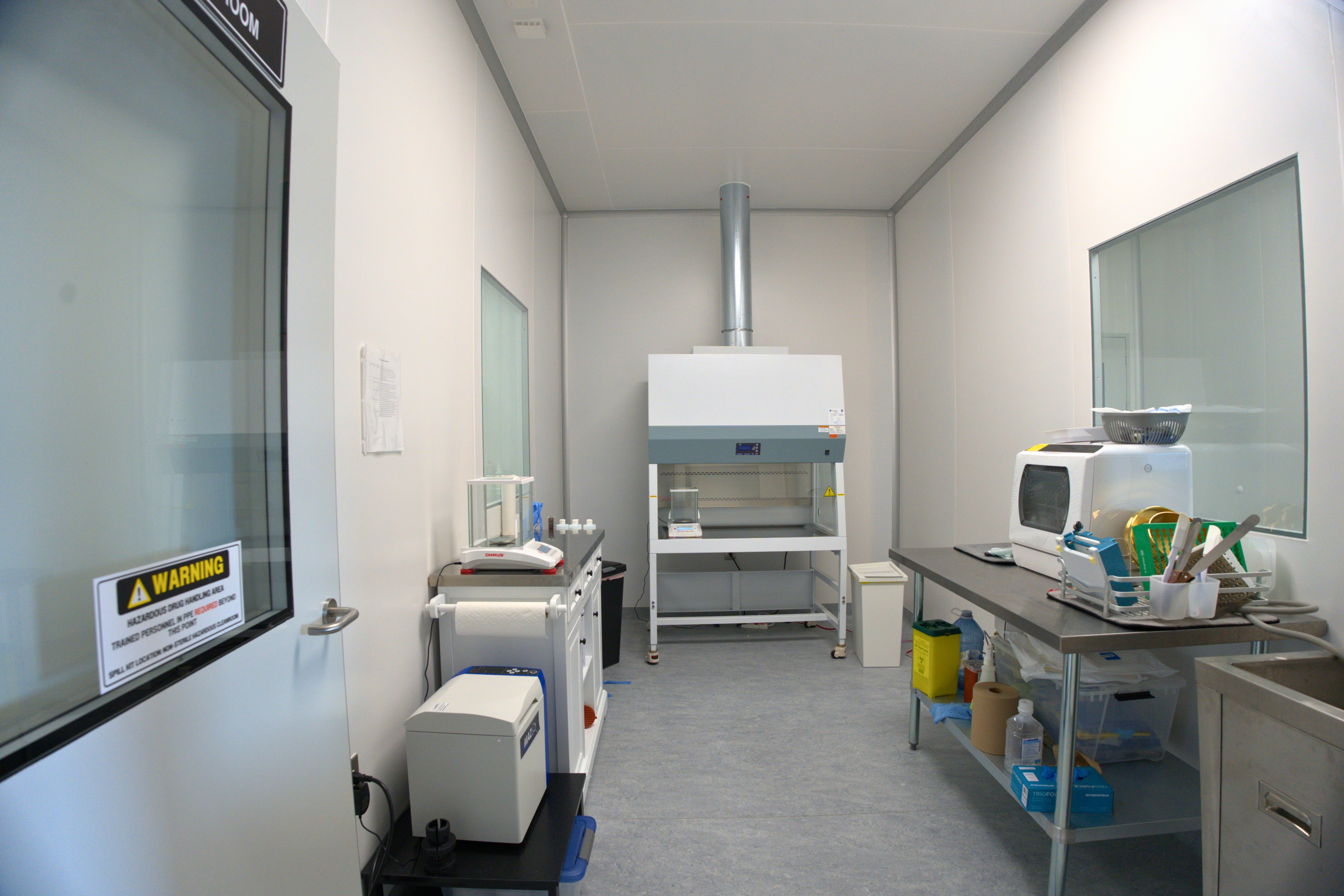 Compounding pharmacy cleanroom modular panels