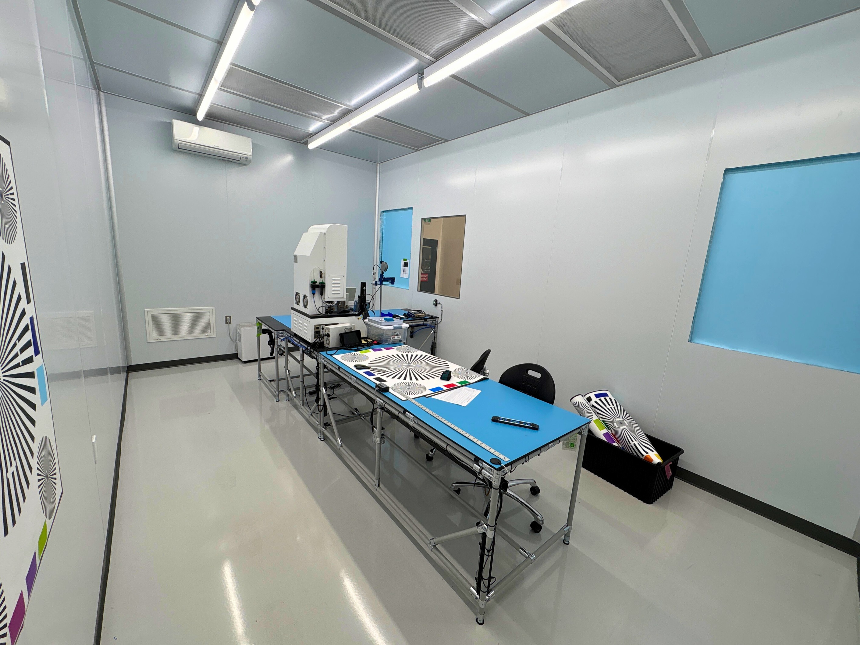 Medical device cleanroom modular panels