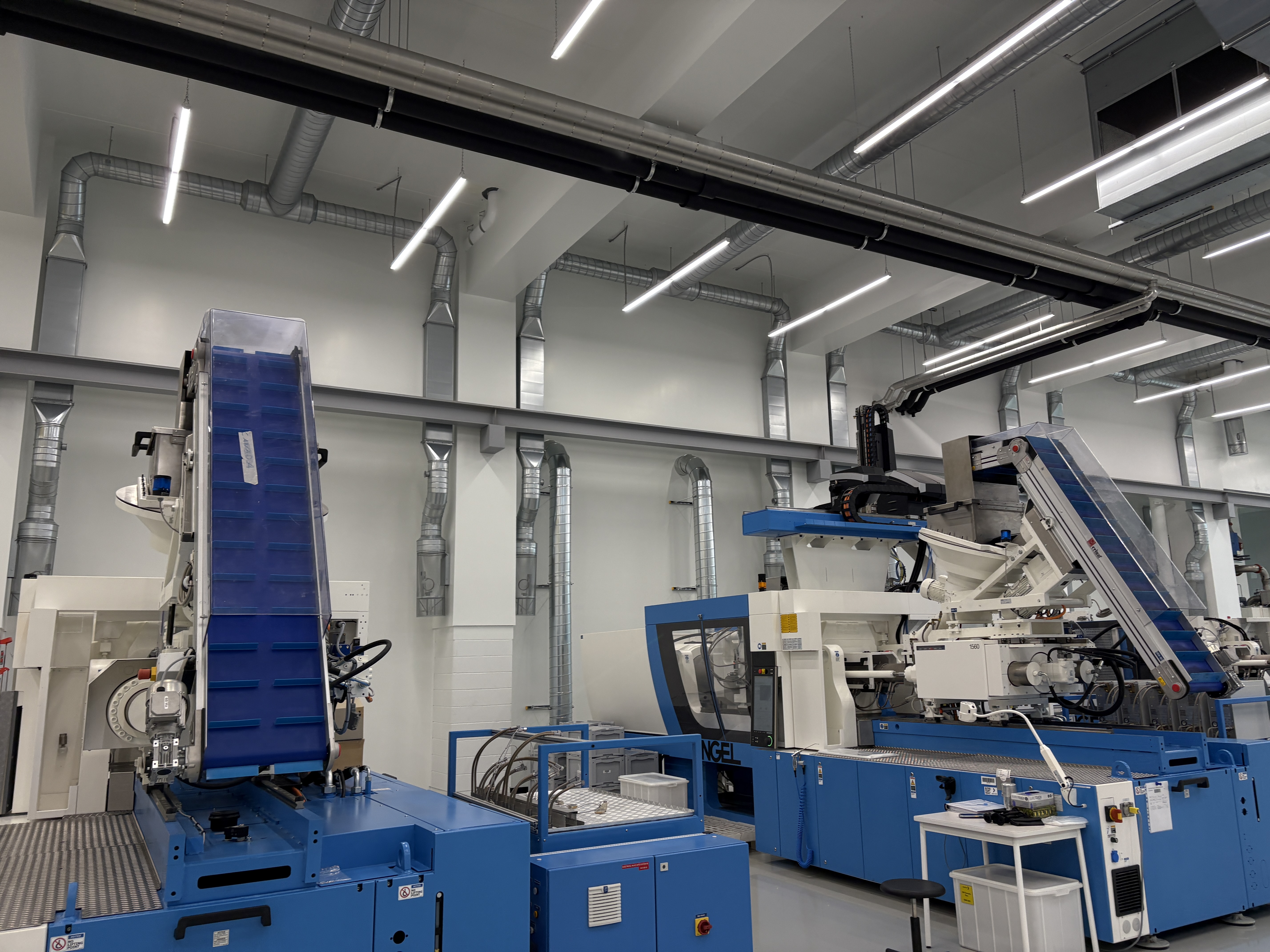 uPVC aluminum honeycomb wall liner panels installed in a pharmaceutical cleanroom alongside LSR injection moulding equipment — Moddulx factory-direct supply