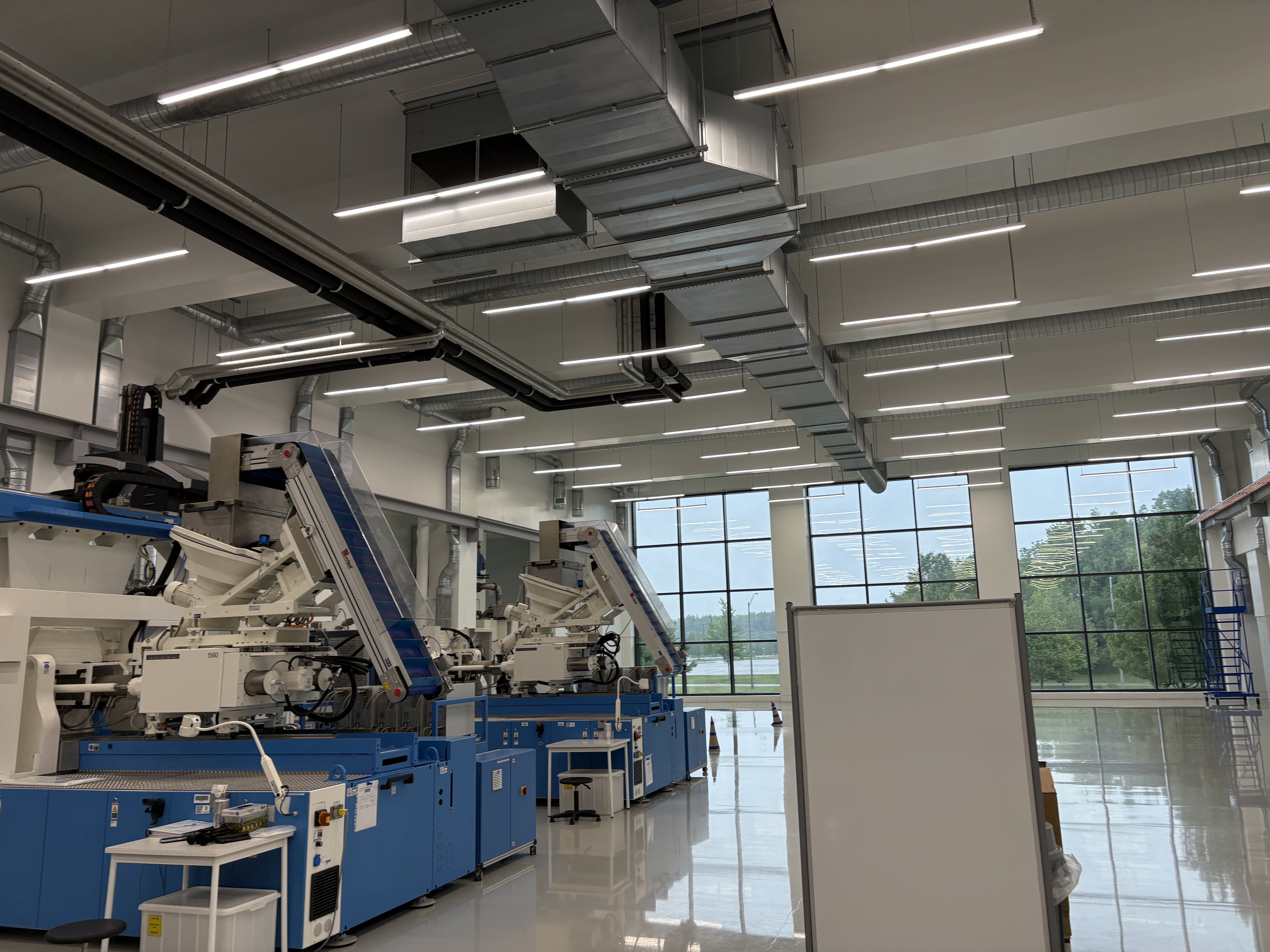 GMP cleanroom panel system for medical device manufacturing — 10mm uPVC liner wall panels and 50mm walkable ceiling panels supplied by Moddulx, London Ontario