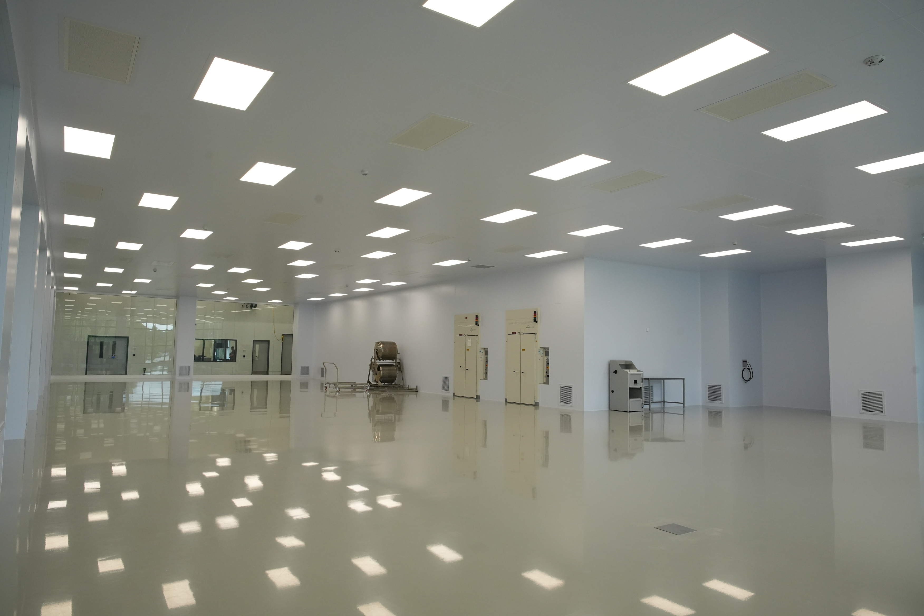Angled view of a finished ISO Class 8 cleanroom wall and ceiling panel envelope — Moddulx