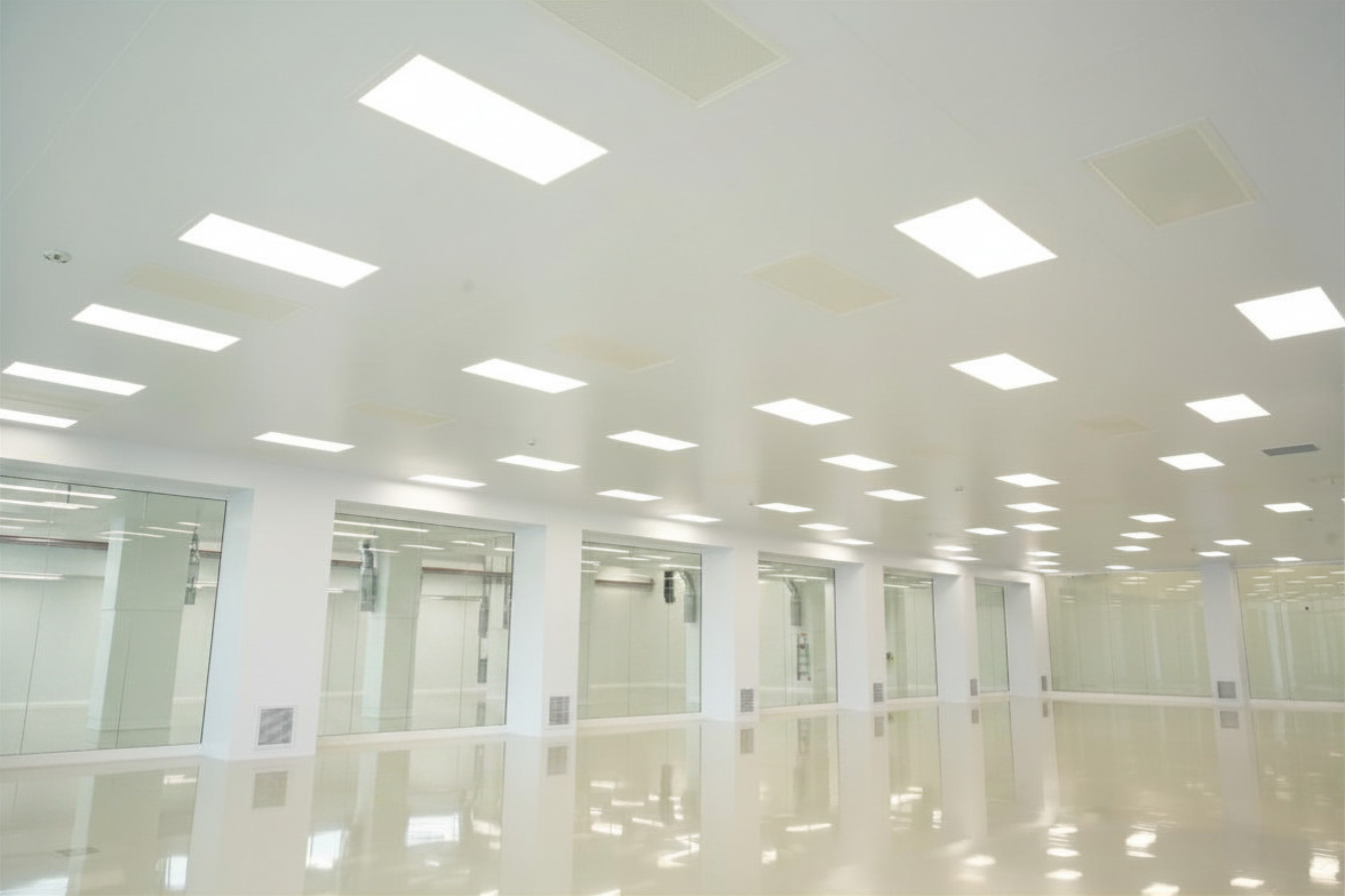 Wide finished ISO Class 8 cleanroom with modular wall panels, glass partitions and glossy epoxy floor — cleanroom panel manufacturer Ontario, Moddulx