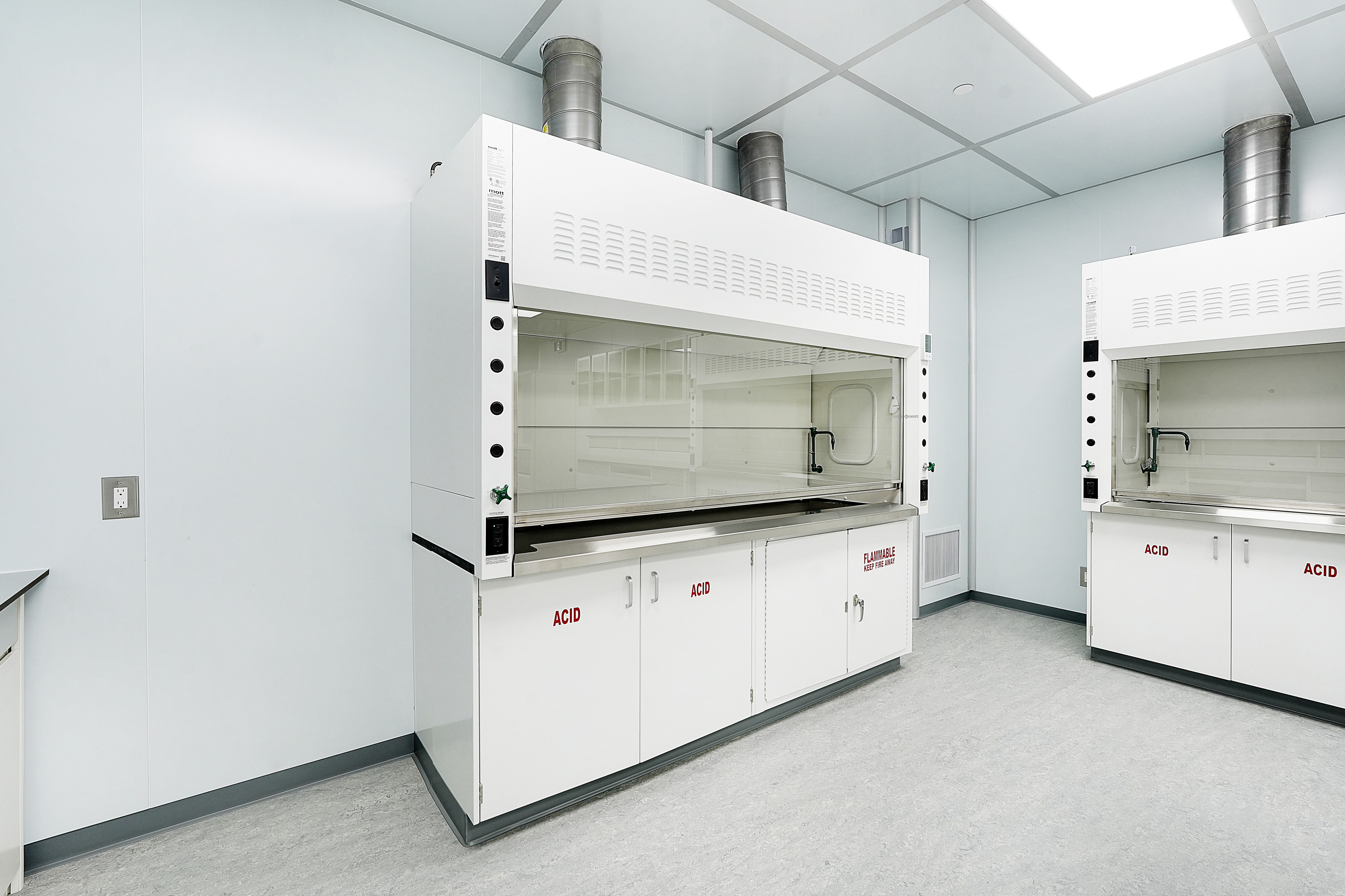 Medical device production cleanroom with seamless modular wall panels