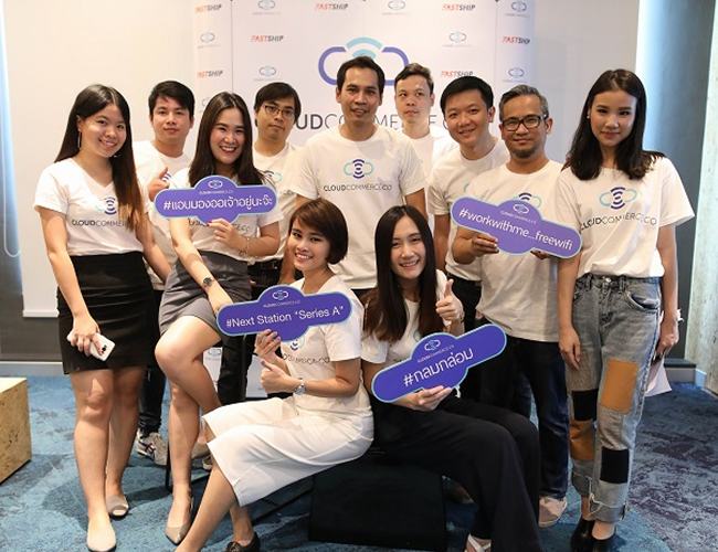 image of team collaborating (for a ar/vr)