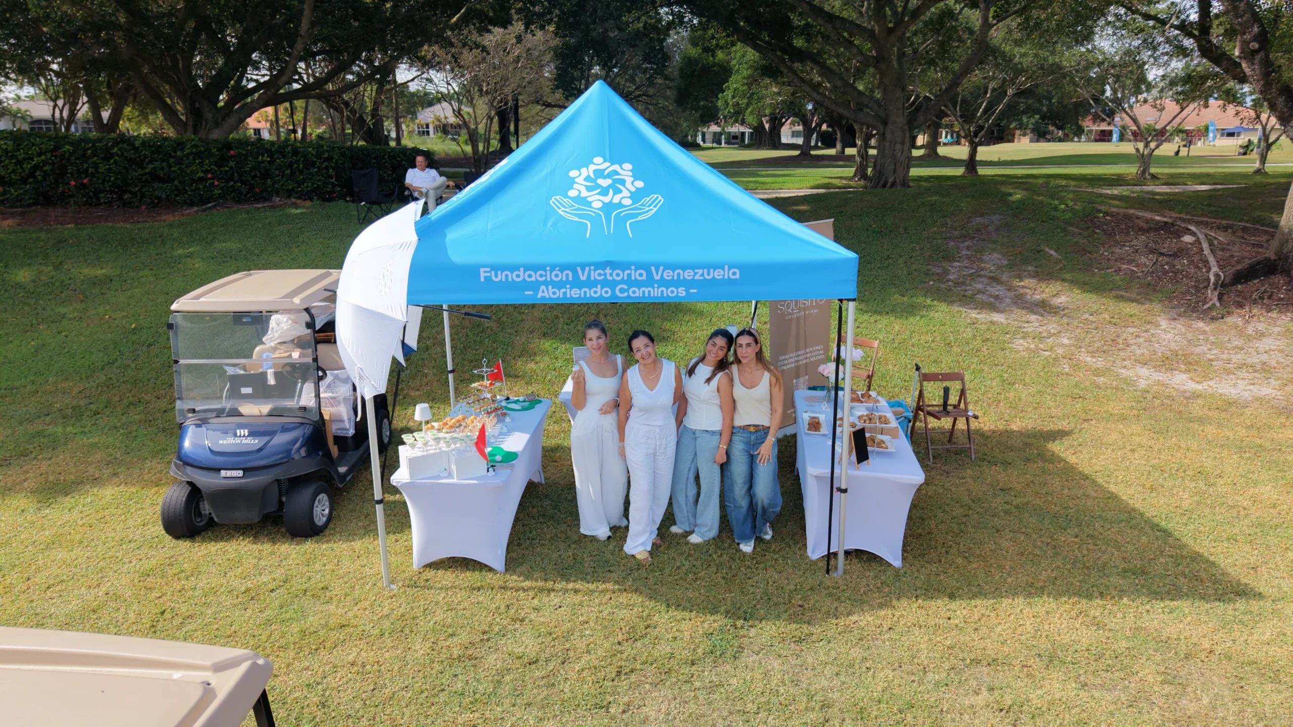 Voluntarios frente a la carpa de la fundación en el campo.