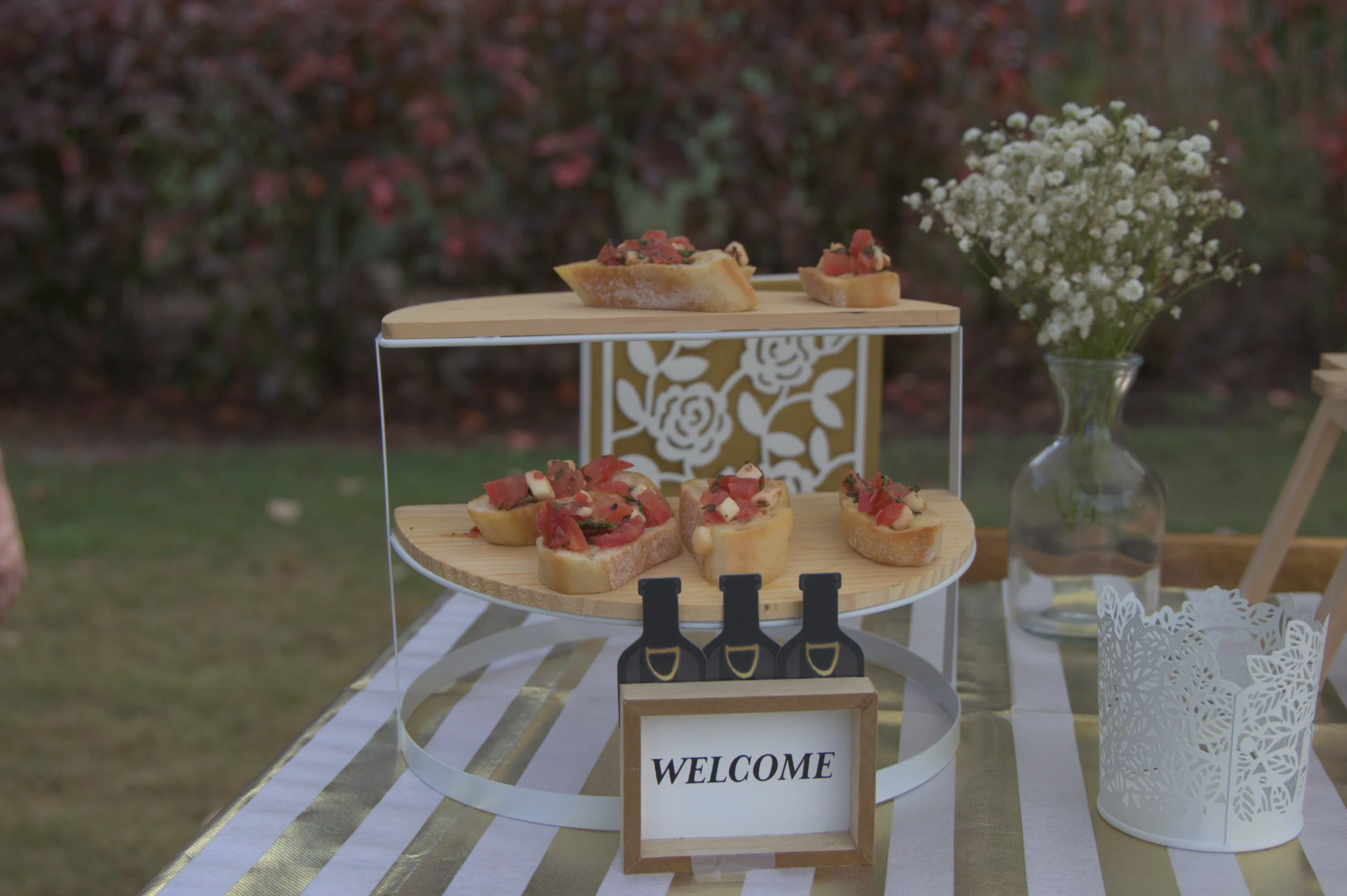 Una mesa de postres con un letrero de bienvenida.