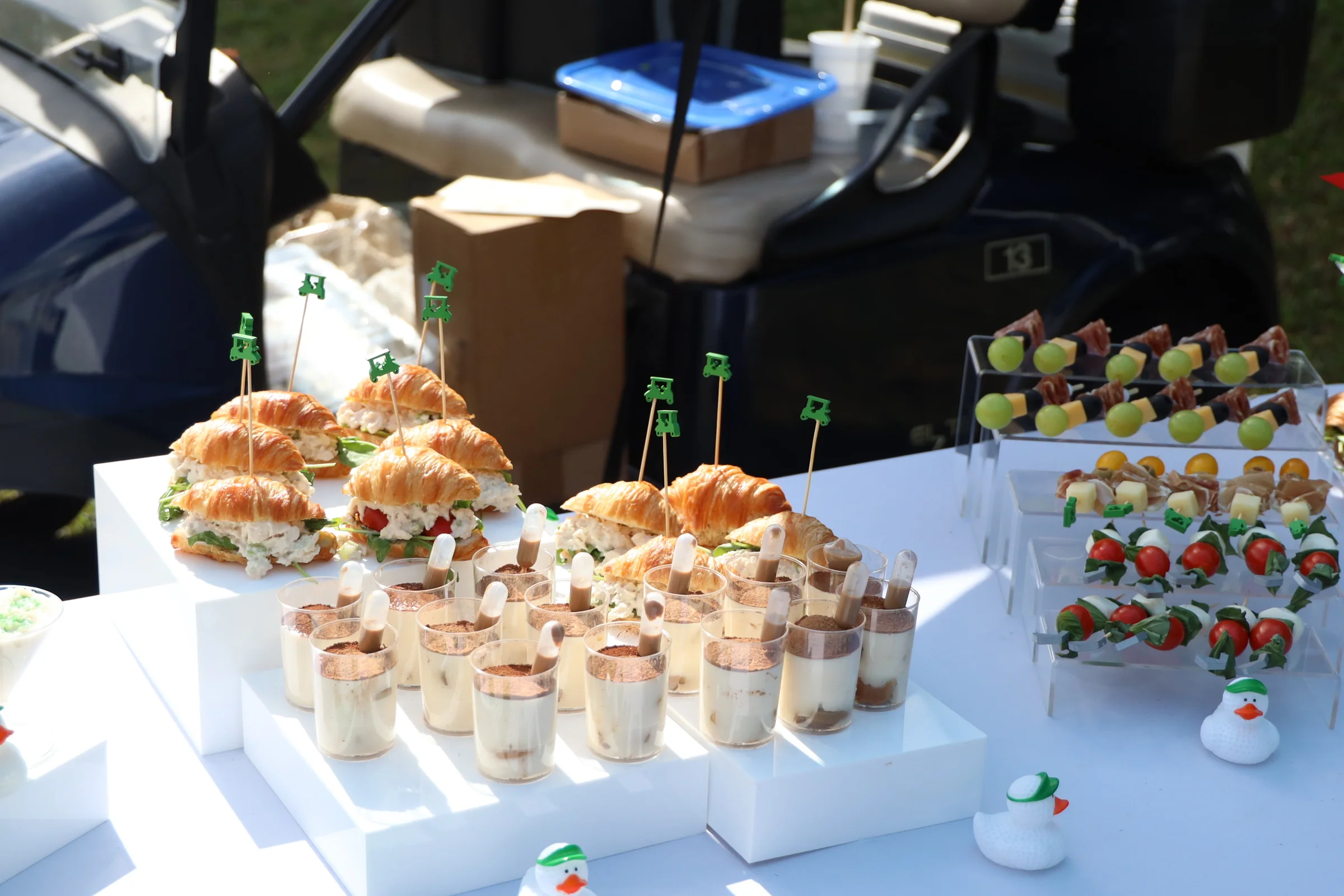 Filas de postres individuales en una mesa de servicio.