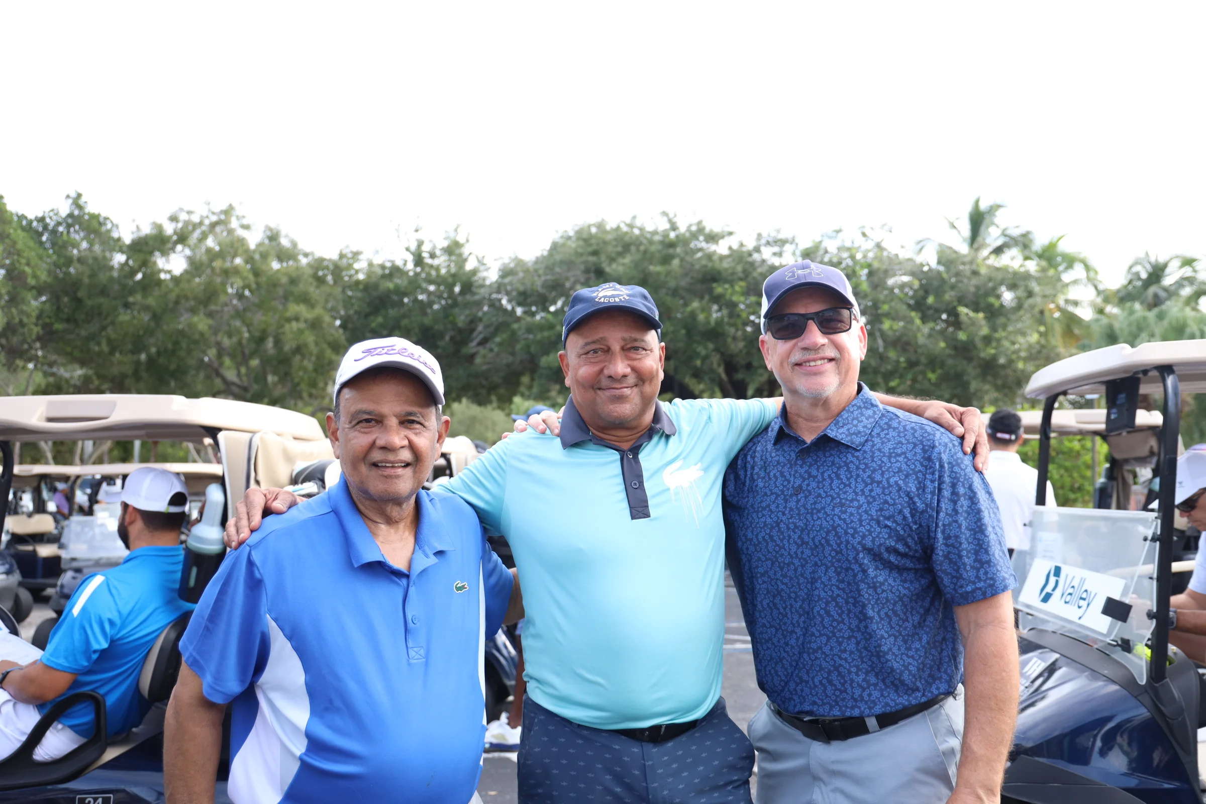 Tres participantes juntos en el campo.