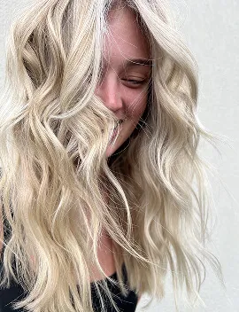 Bright platinum blonde beach waves with seamless foil highlights by Jura Draco Gold Coast blonde specialists