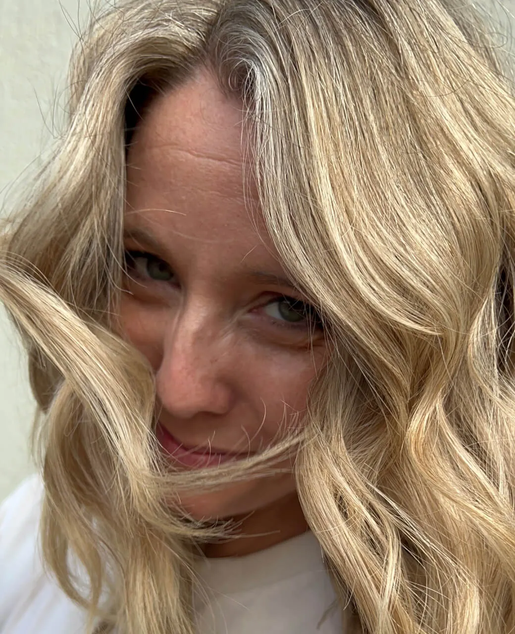 Soft creamy blonde waves with lived-in balayage by Jura Draco Gold Coast hair salon