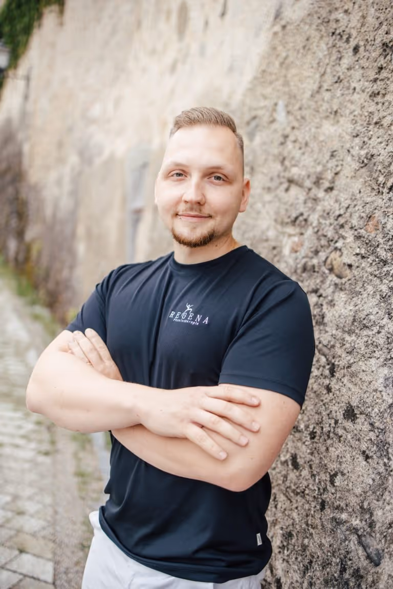 Physiotherapeutin Bianca bei einer sanften Kopf- und Nackenbehandlung in der Physiotherapie Pfitzner Düsseldorf-Flingern