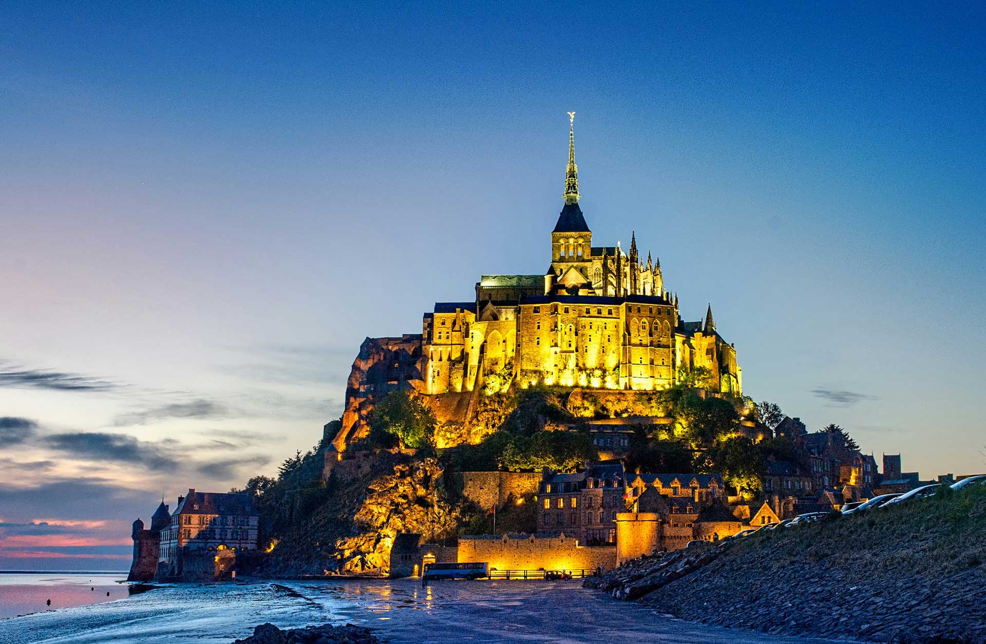 Vue du Mont-Saint-Michel, métaphore de la complexité et de la maîtrise avancée pour une formation de français C1/C2 en ligne.