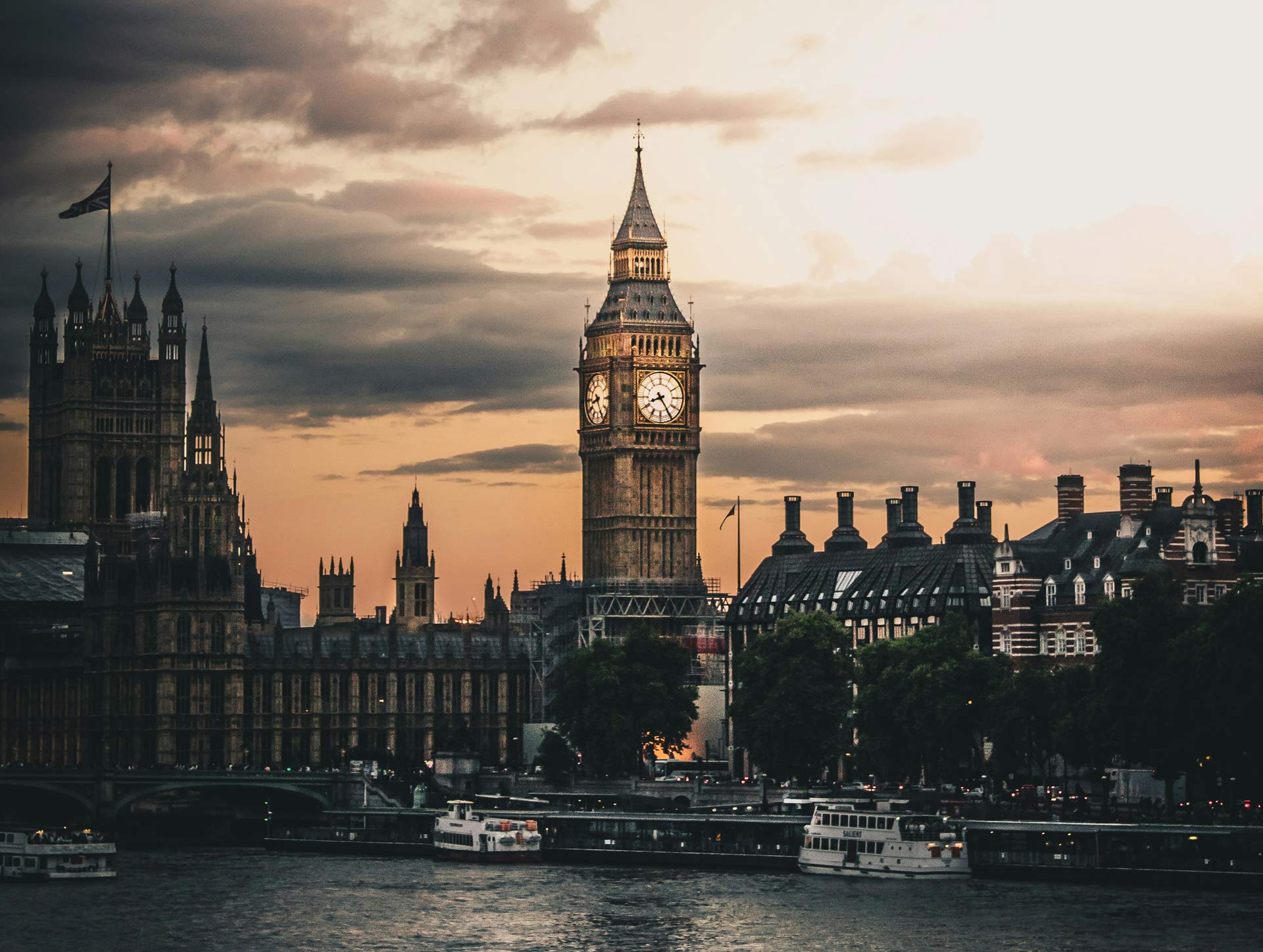 Vue de Londres avec Big Ben et le palais de Westminster, évocation de la culture britannique pour une formation d’anglais B2/C1 en ligne.