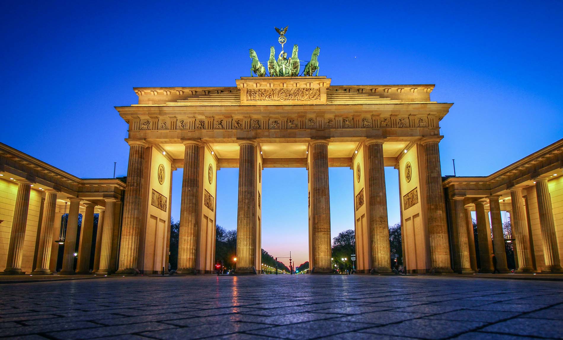Porte de Brandebourg illuminée à Berlin, illustrant une formation d’allemand B1/B2 en ligne.
