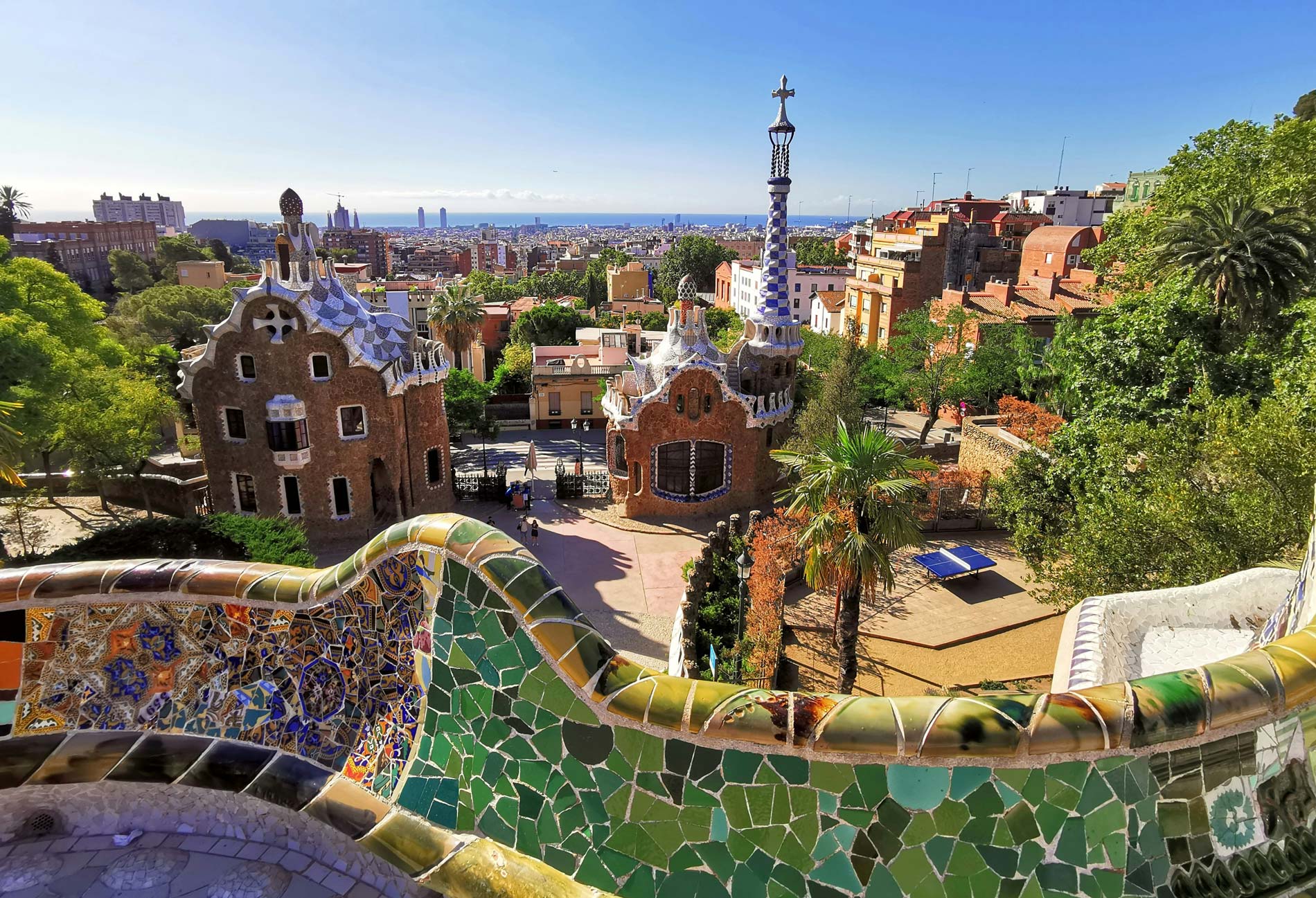 Vue panoramique du parc Güell et de Barcelone, illustrant une formation d’espagnol B1/B2 en ligne.