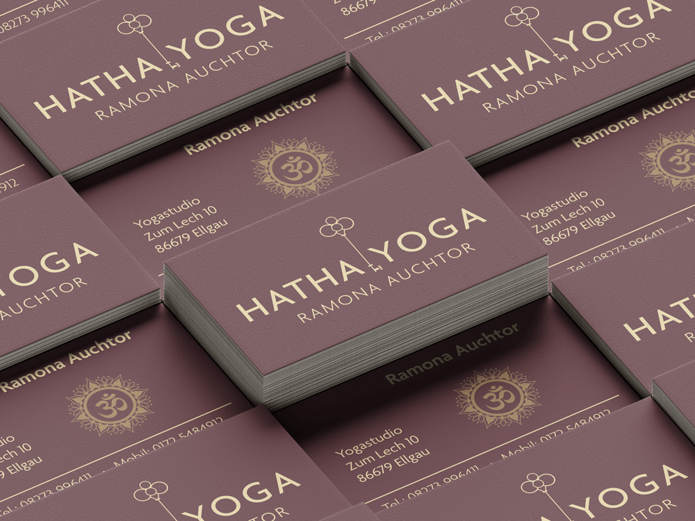 visitenkarten gestapelt von einem yogastudio in weinrot und gold