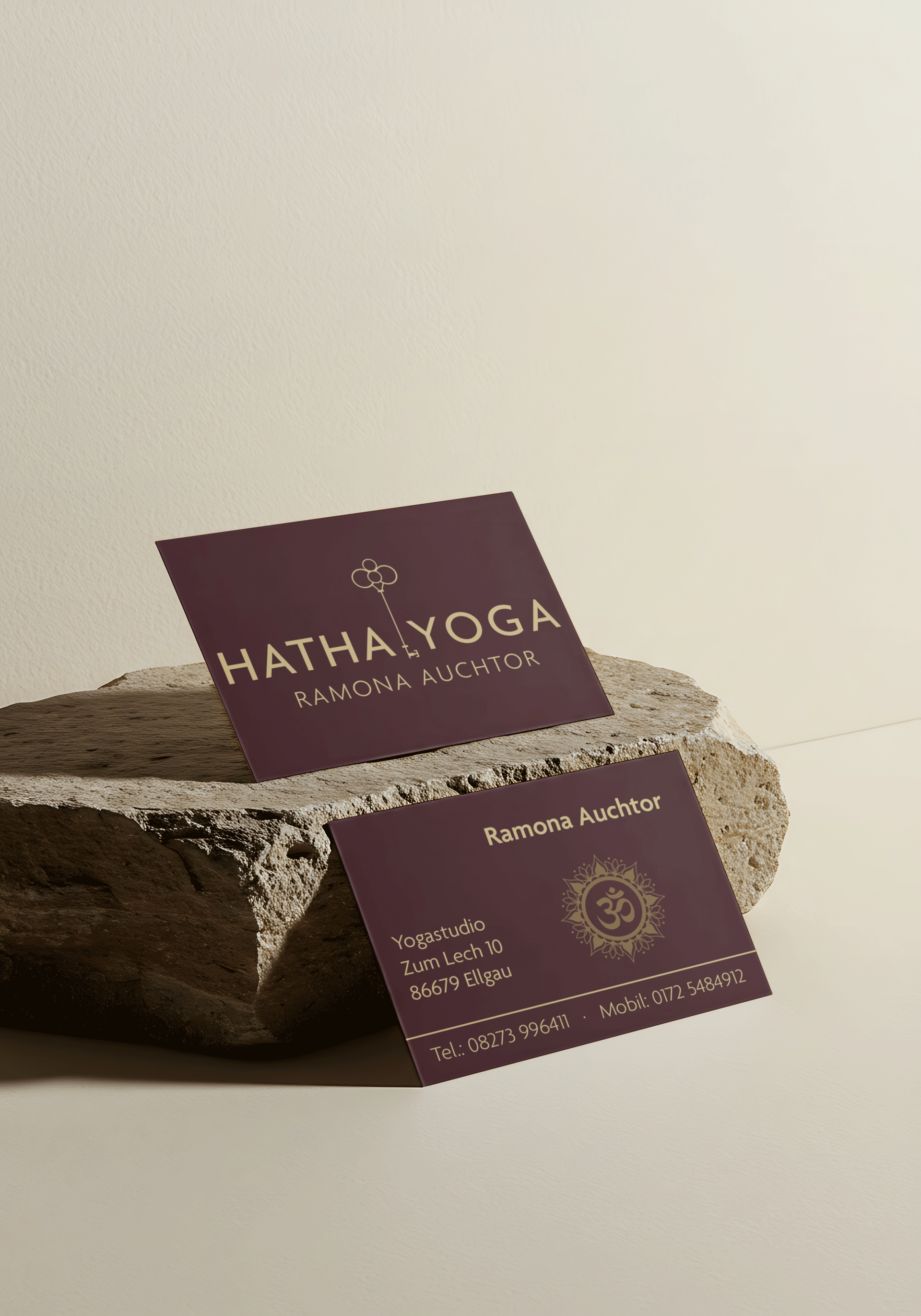 dieselben visitenkarten aufgestellt und an einen stein gelehnt. 