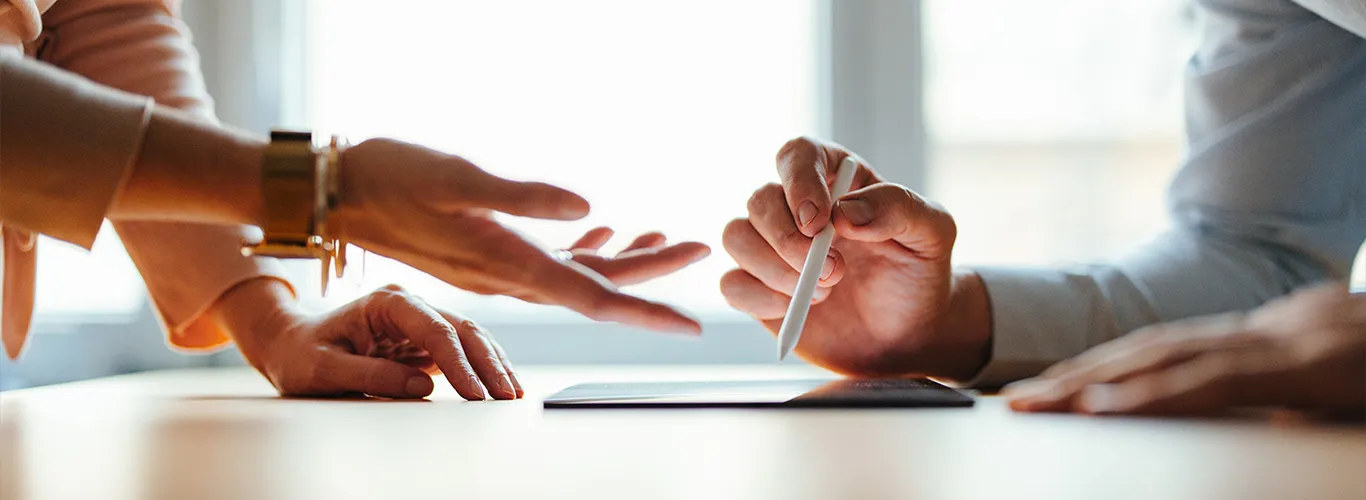 Zwei Menschen arbeiten gemeinsam an einem Tablet