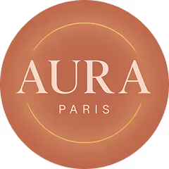 Logo « AURA PARIS » en lettres beiges sur un fond circulaire brun-rouge, orné d'un fin anneau doré.