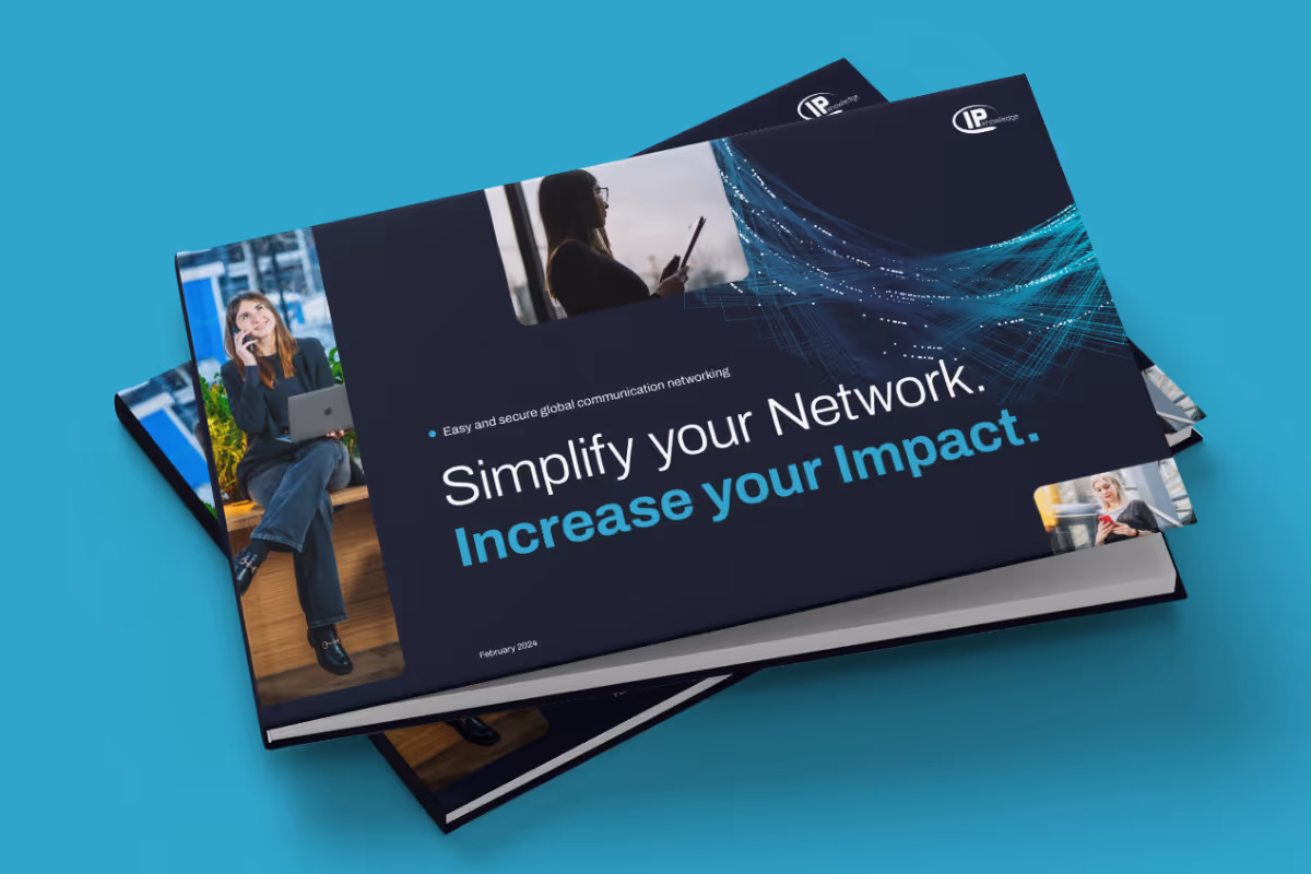 Twee gestapelde boeken met een donkerblauw omslag en de tekst 'Simplify your Network. Increase your Impact.' met zakelijke afbeeldingen van mensen en een netwerkpatroon.