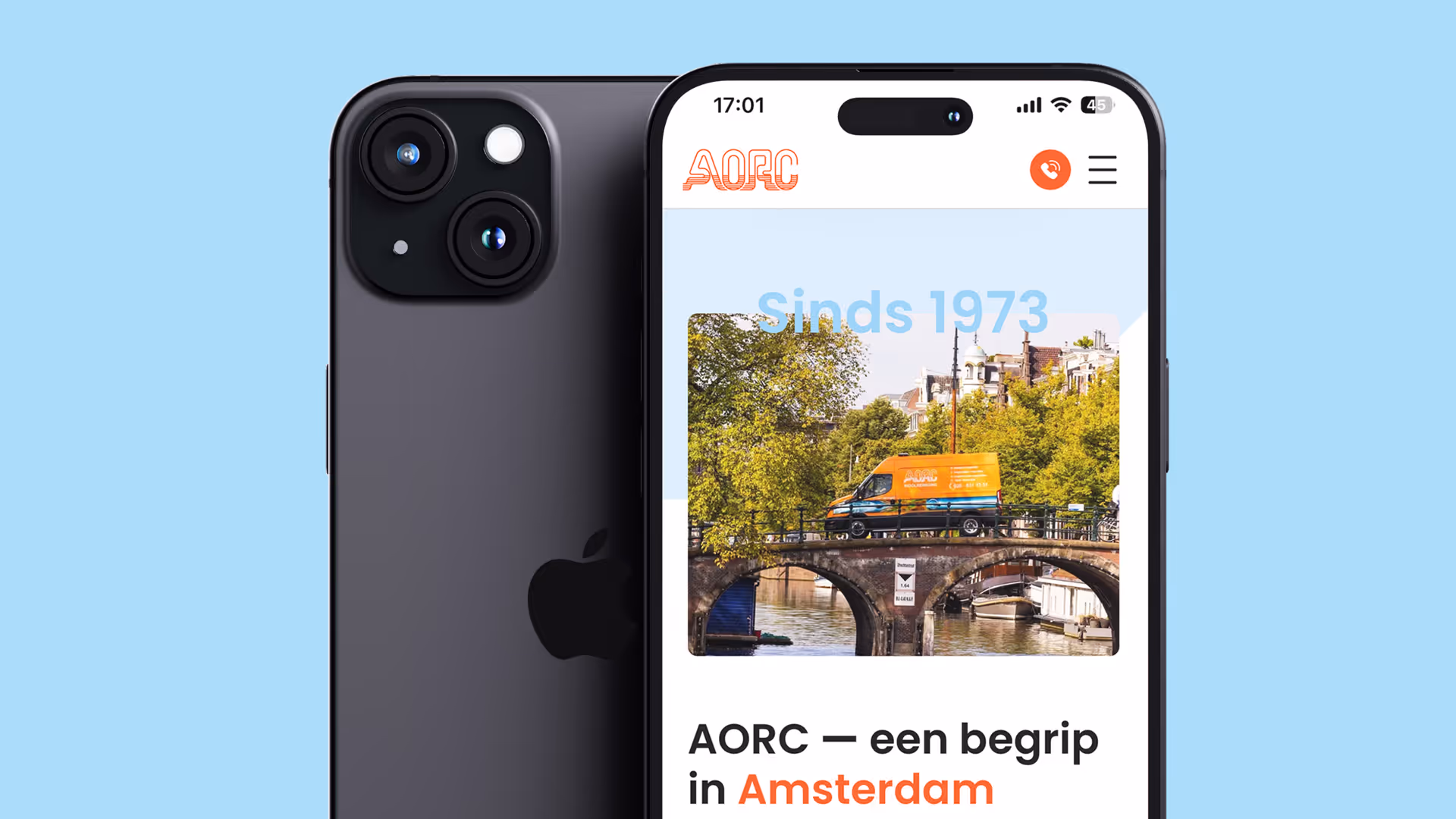 Smartphone met afbeelding van een oranje AORC-bestelwagen op een brug over een Amsterdams kanaal, met tekst Sinds 1973 en AORC een begrip in Amsterdam.