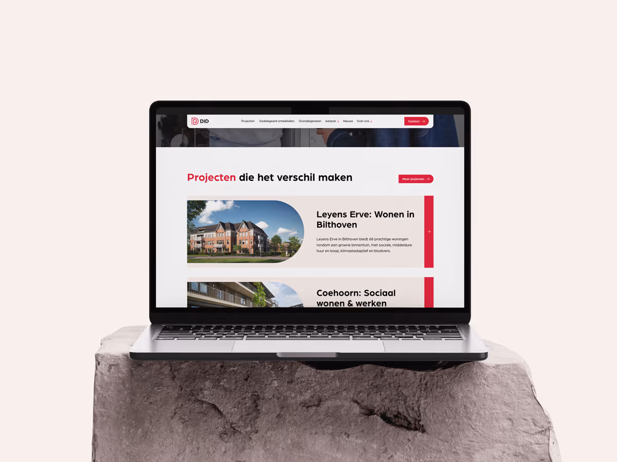 Laptop toont een website met projecten: Leyens Erve met woningen in Bilthoven en Coehoorn sociaal wonen.