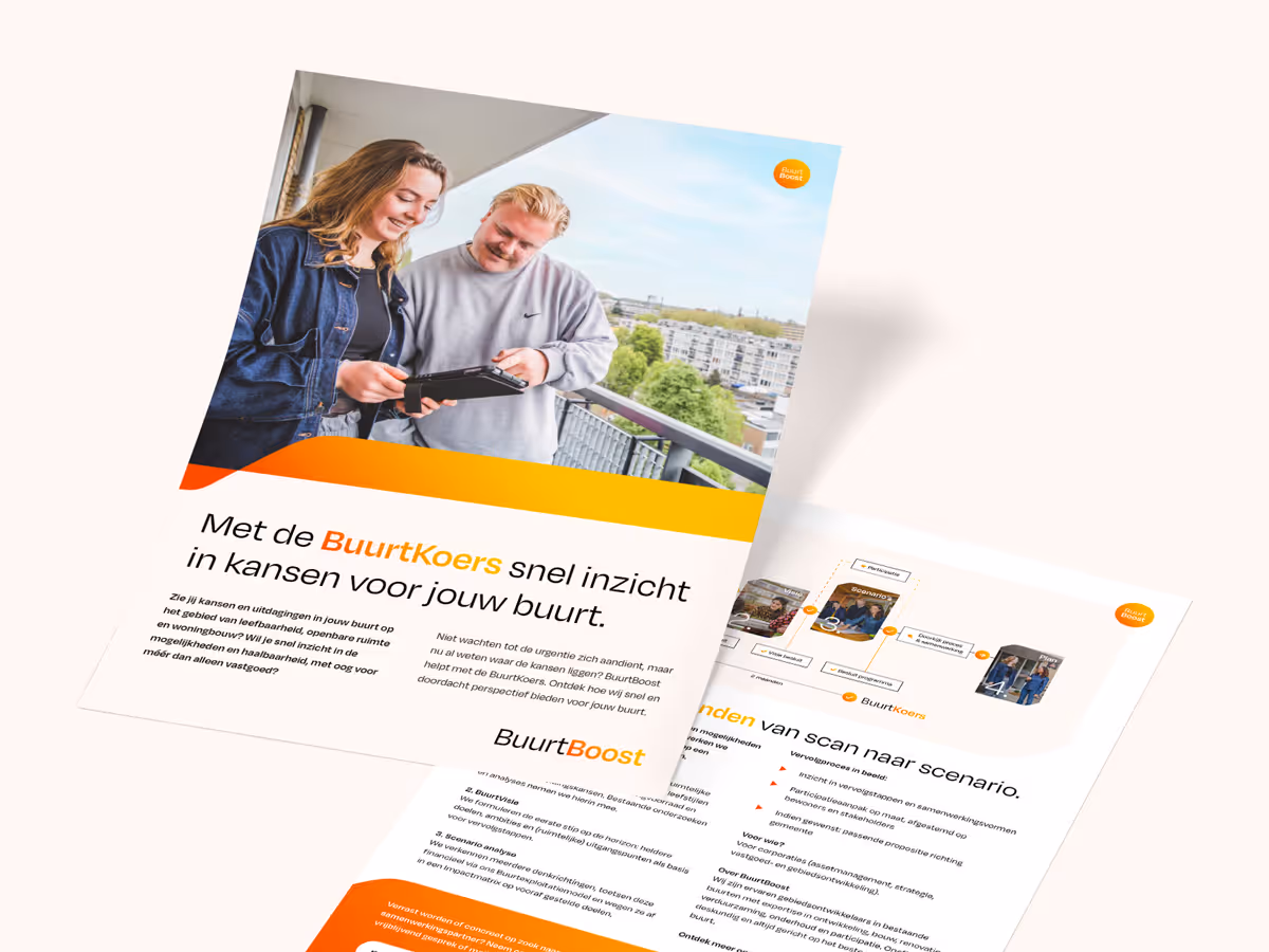 Twee mensen op balkon bekijken samen een tablet met stadsuitzicht op de achtergrond.