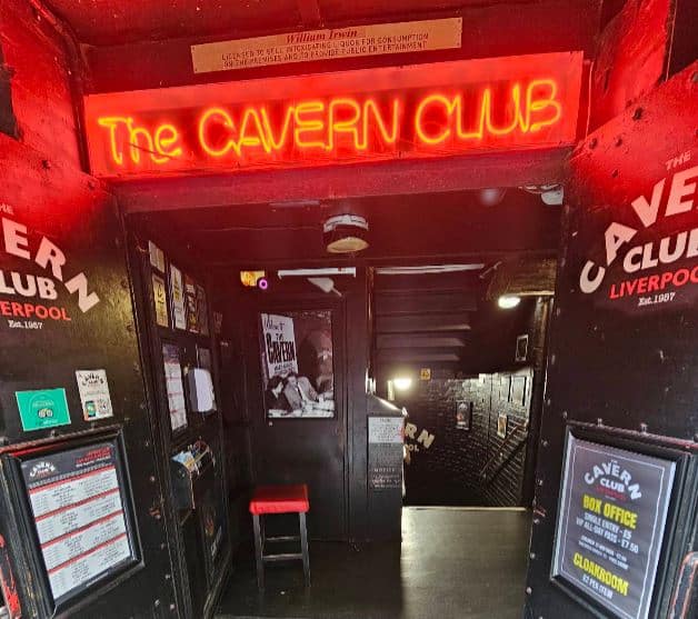 the entrance to the cavern club in liverpool