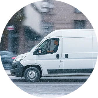 Dostawczy samochód jadący z prezentami w zimowy dzień