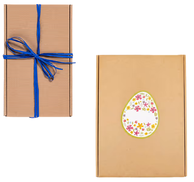 Pudełka prezentujące opakowania z wstążką niebieską oraz nadrukiem świątecznego paternu