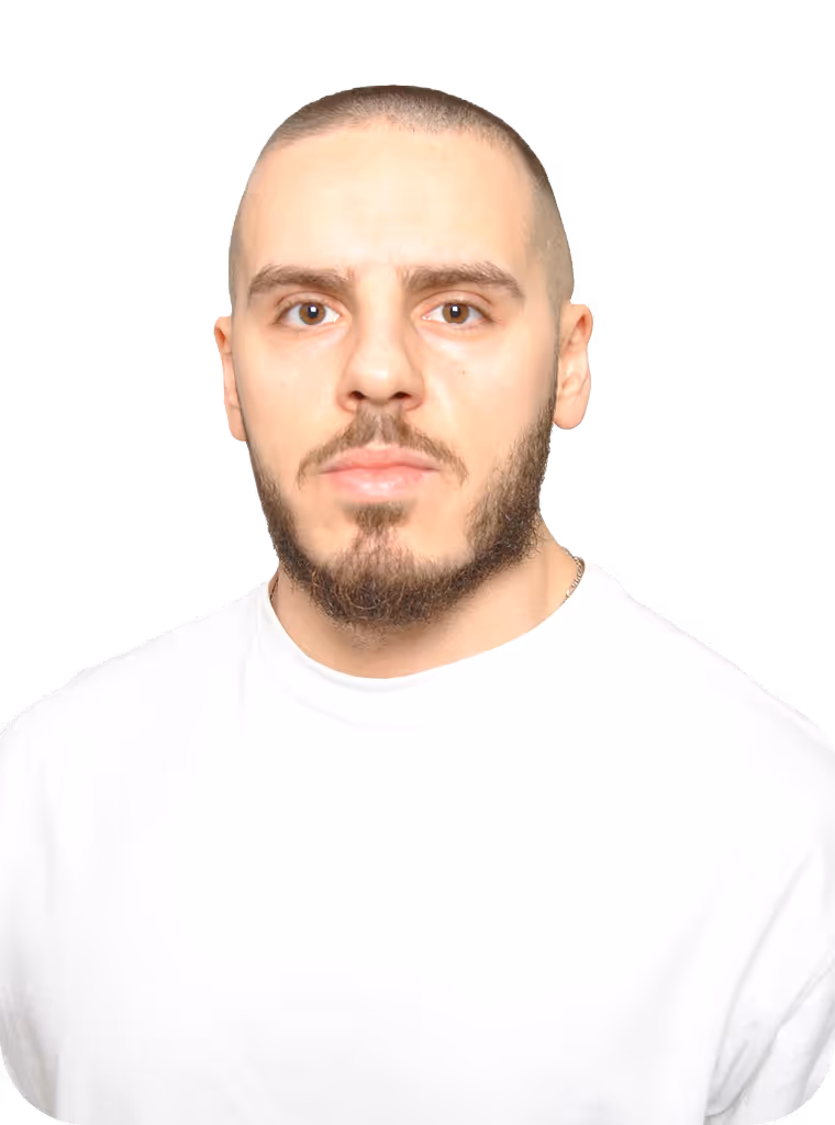 Muskarac sa bradom, u beloj majici, on je deo tima u ovoj agenciji, Zove se Aleksandar