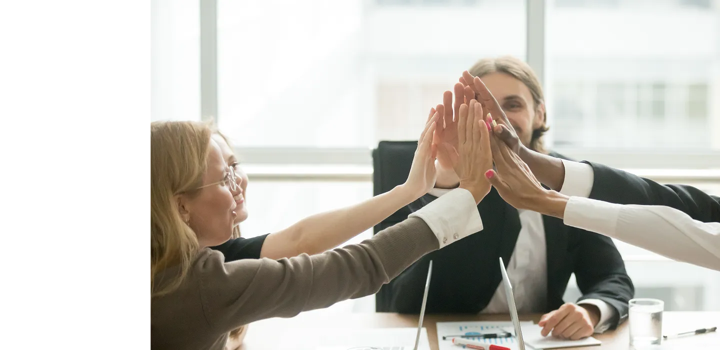 Zwei Mitarbeitende geben sich ein High Five
