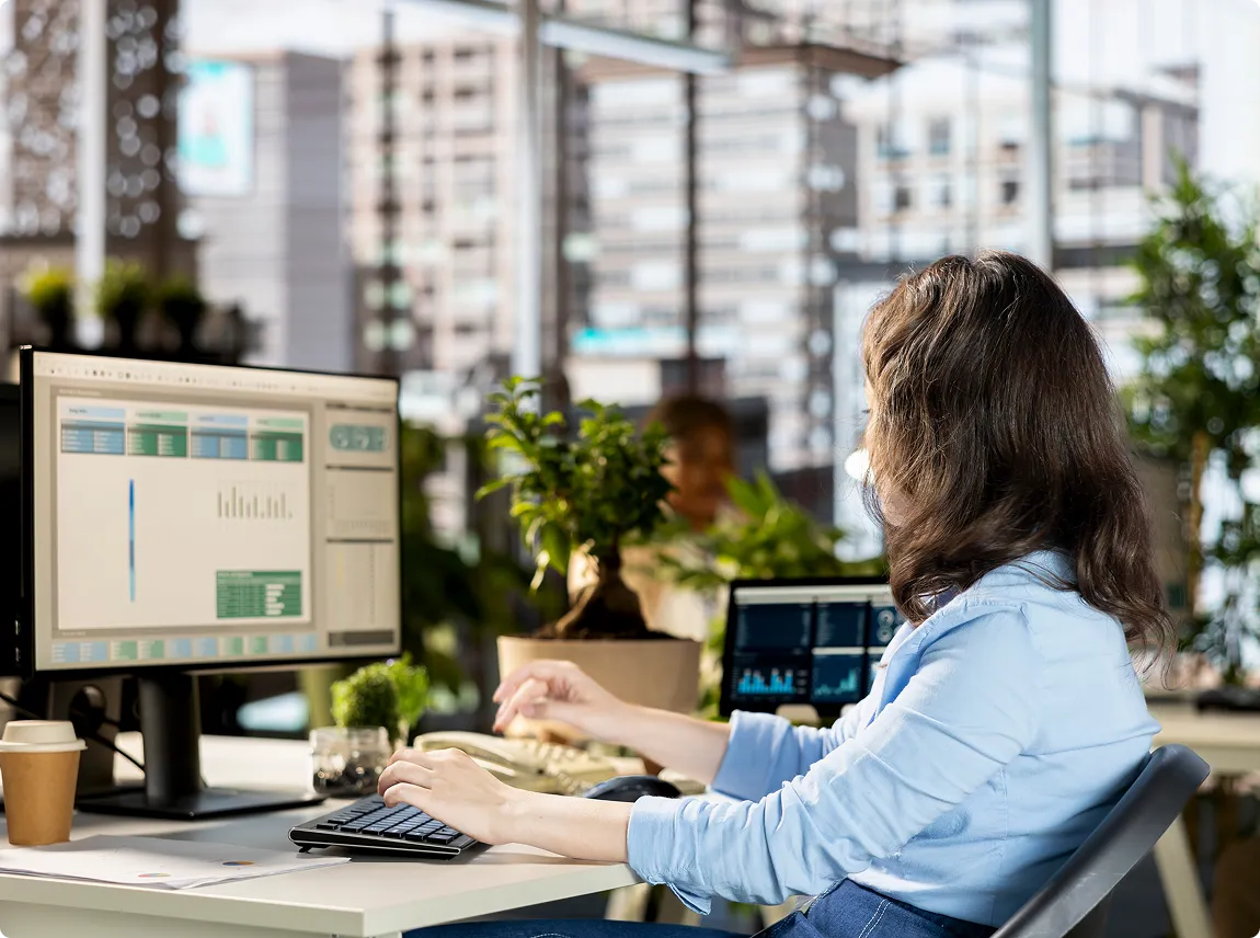 Mitarbeiterin an einem Bildschirmarbeitsplatz in der BIM-Konstruktion
