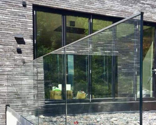 Moderne murfasade med stor glassvindu.