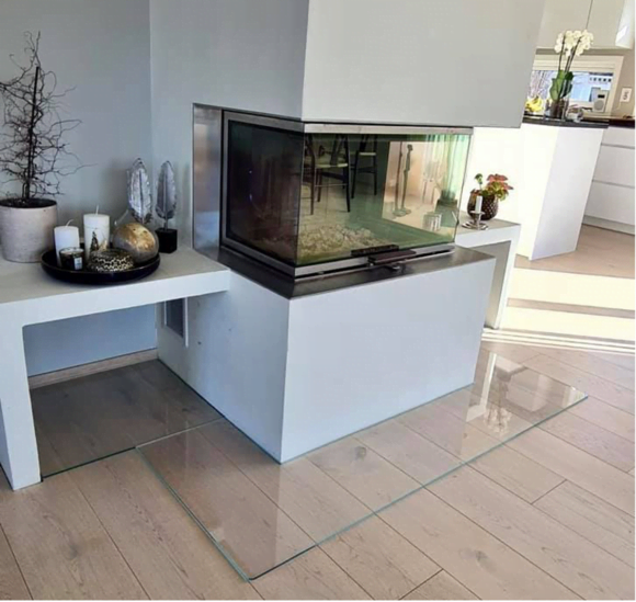 Glass på gulvet foran en peis