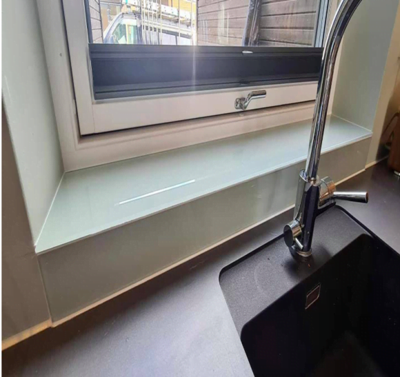 Glass laget på mål til vinduskarm