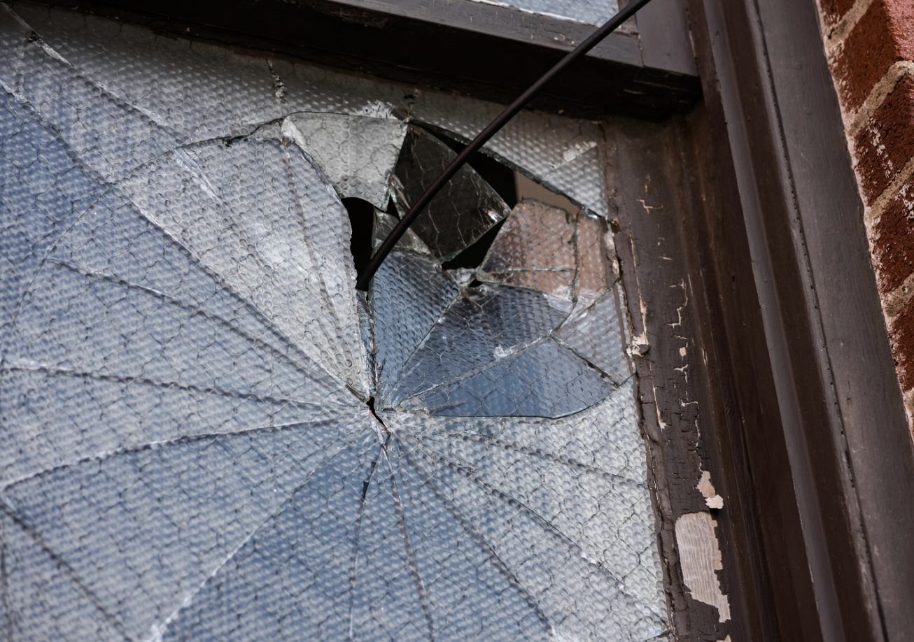 Mange tror at døren er det eneste man bør sikre, men ved innbrudd velger tyven like ofte å ta seg inn gjennom vinduer som dører. Hvis glassruten er festet med utvendige lister, lar disse seg enkelt fjerne, og glasset kan dermed løftes ut.