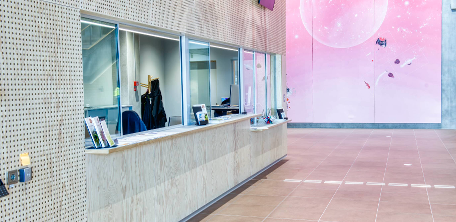 Elektrisk styrte skyveluker i glass og aluminium