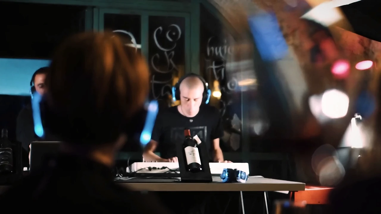 Mesa de control de una sesión con auriculares durante un evento