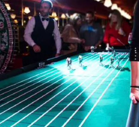 Carrera de caballos de sobremesa con figuras y carriles.