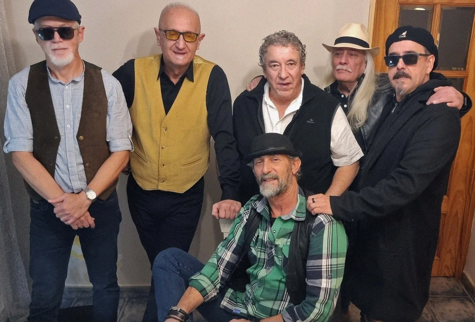Foto de grupo de la banda: siete músicos con sombreros y chalecos