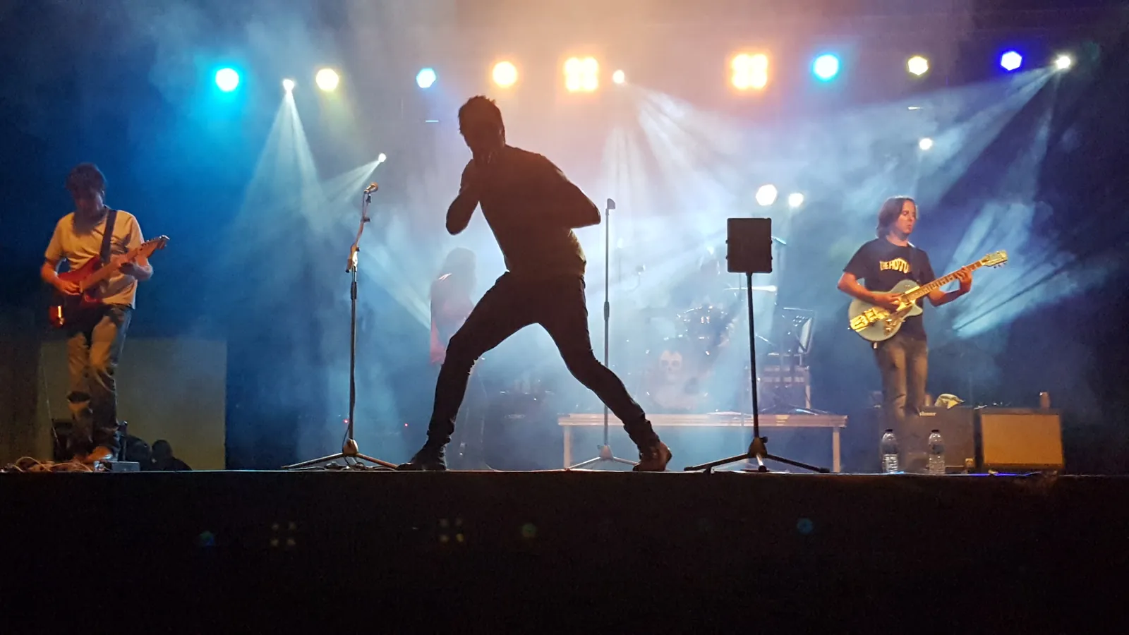 The Hots en un escenario al aire libre por la noche