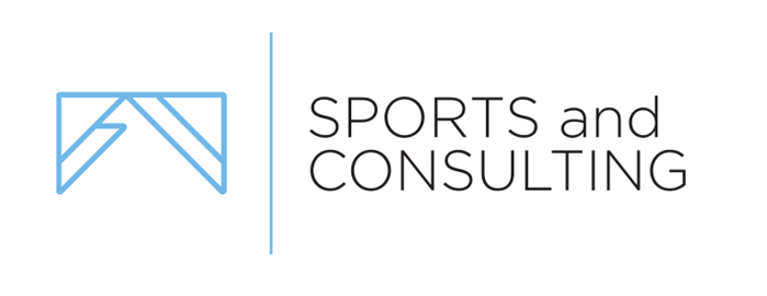 Logo mit einem abstrakten blauen Symbol links und Text rechts: SPORTS and CONSULTING.