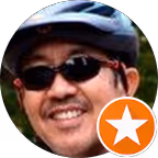 Uomo sorridente con casco e occhiali da sole.