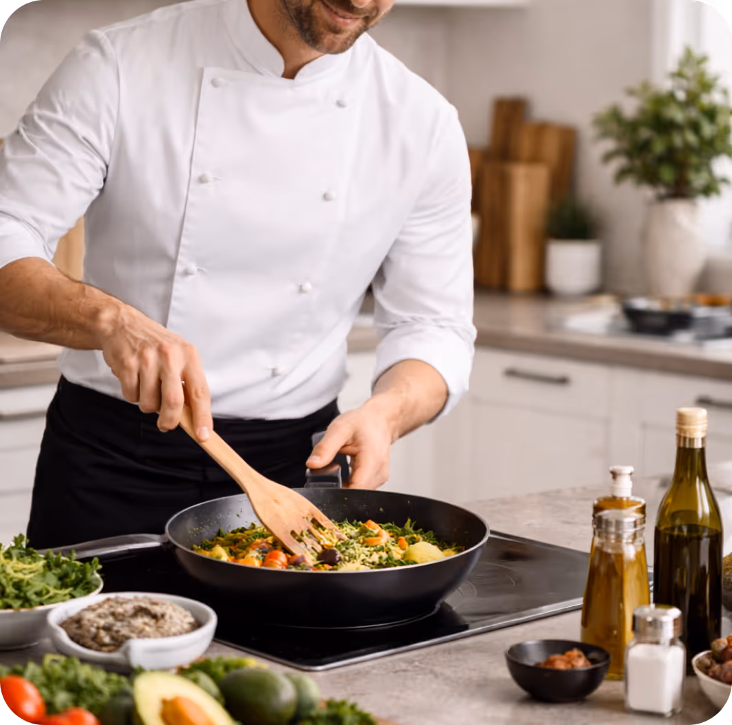 Foodballers persönlicher Koch kocht frische Sporternährung in privater Küche für Athleten und leistungsorientierte Sportler